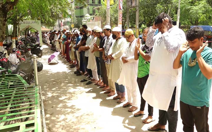 কুষ্টিয়ায় সাংবাদিক রুবেলের দাফন সম্পন্ন, সাংবাদিকদের বিক্ষোভ